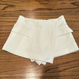 NBD White Skort Size XS with front pockets